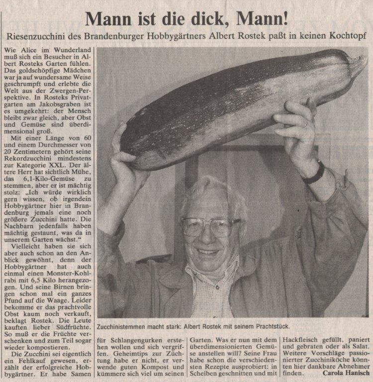 Albert Rostek mit Riesenzucchini